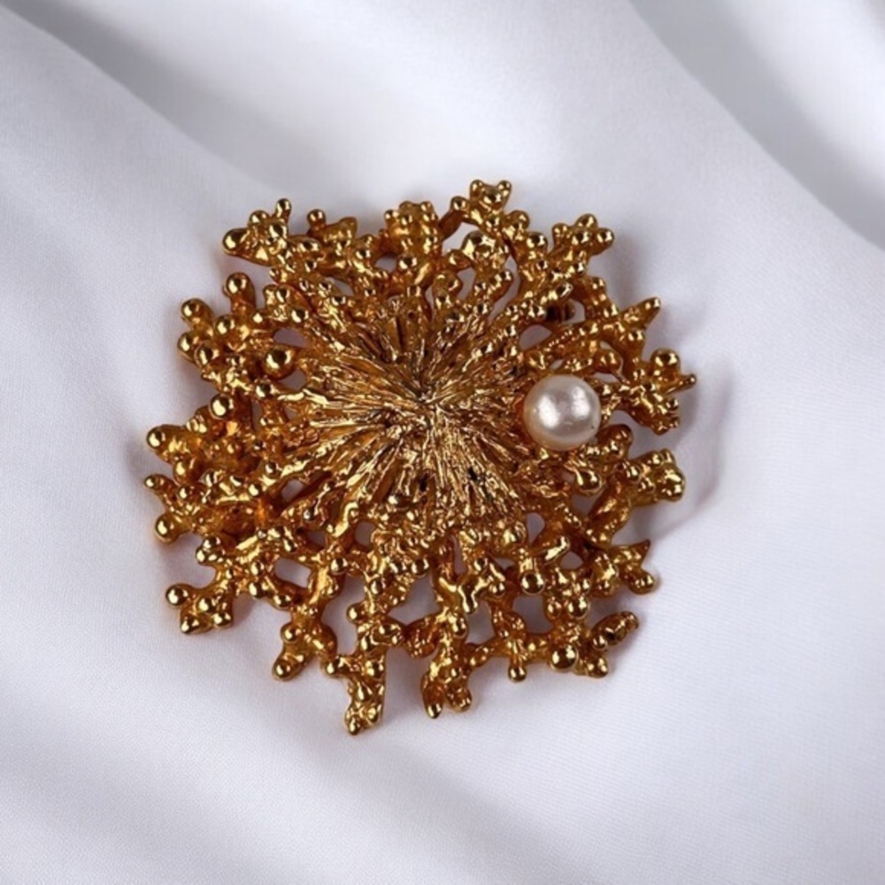 Vintage brooch gold metal and pearls coral patterns